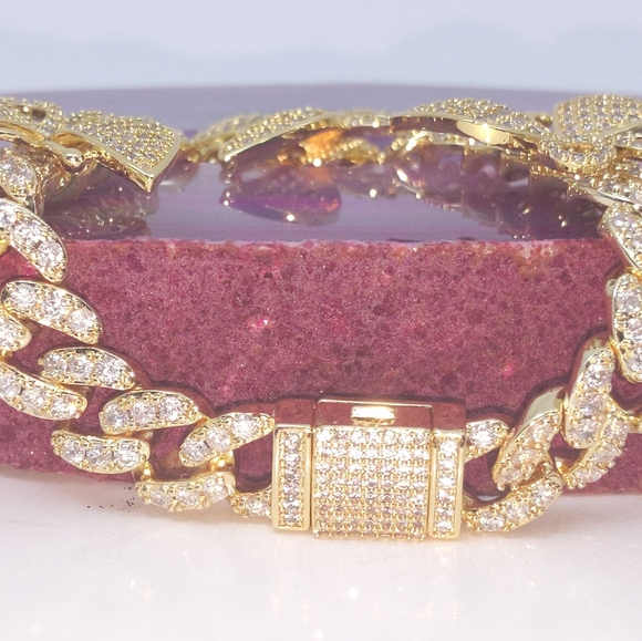 7" x 10mm Gold Butterfly Bracelet - Picture 6 of 8